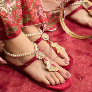 Sandales à bride cheville imprimées tendance, faites à la main, antidérapantes, couleur bordeaux profond, avec empeigne en velours suédé et doublure en velours - Product Image 4