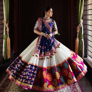 Dernier modèle de Lehenga Choli en Georgette lourde avec broderie et travail de miroir réel, spécial Navratri, et dupatta en dentelle fait main - Product Image 1