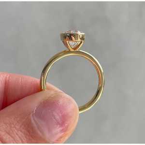 Bague de fiançailles ovale en diamant de laboratoire 2,50 ct, sertie clos, DEF VVS, certifiée IGI, éthique, or et platine, pour femme - Product Image 3