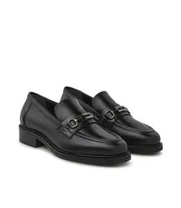 Sepatu kasual buatan Italia dengan kulit hitam premium yang disempurnakan oleh gesper logam warna perak dengan logo untuk grosir