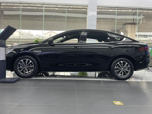 Sedán Eléctrico Usado de Largo Alcance, Fabricado en Japón, Autonomía de >700 km, Carga Rápida, Transmisión Automática, Espacioso para Familias, 90-110 kWh - Product Image 3