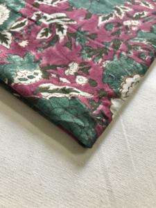 Tela de Algodón Estampada a Mano con Diseño Floral Tradicional Indio Mughal en Magenta y Verde Azulado - Product Image 4