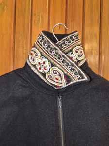 Veste en laine noire mélangée avec un col richement brodé et orné de perles, fabriquée par la marque Champ King - Product Image 5