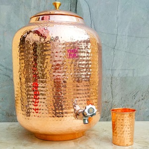 Olla de agua de cobre duradera con tapa ajustada y grifo para uso en exteriores que proporciona agua fresca y segura para familiares e invitados durante todo el día - Product Image 2