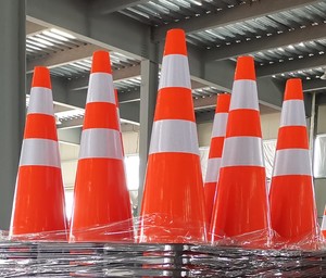 Conos de Tráfico de Seguridad Wesure de 30-90 cm, PVC de Alta Visibilidad, Reflectantes, para Uso en Carreteras y Construcción - Product Image 1