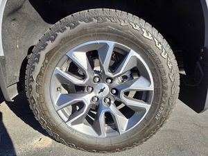 PRÊT À EXPÉDIER 2025 CHEVR0LET SILVERAD0 1500 RST Crew Cab 4WD - Product Image 3