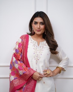 Meilleure vente Ensemble Kurti en coton Chanderi brodé moderne pour femmes Dupatta festif inclus Collection de vêtements indiens en dentelle solide - Product Image 5