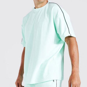 Ensemble deux pièces d'été décontracté pour hommes avec short et t-shirt léger, élégant et écologique pour se prélasser ou l'extérieur - Product Image 5