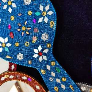 ลดราคา 100 ชิ้น กระจกพกพาหลากสีสไตล์วินเทจ ของชำร่วยงานแต่งงาน ของขวัญงานเมห์นดี ฮาลดี ของขวัญงานแต่งงานอินเดีย ปากีสถาน - Product Image 4