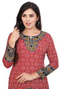 Kurti en coton pour femmes avec design de cou élégant et vêtements ethniques confortables à imprimé floral numérique disponibles vente en gros - Product Image 3