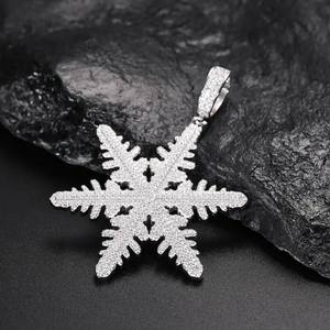 Pendentif de Noël en diamant Moissanite avec micro pavé de flocon de neige entièrement glacé Pendentif à breloque de Noël Bijoux personnalisés Meilleur cadeau de Noël - Product Image 3