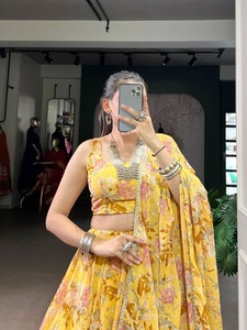 Robe de bal classique en mousseline de soie, longueur au sol, Lehenga Navratri avec imprimé floral en feuille d'or brodé, dentelle Gotta Patti pour une élégance festive - Product Image 6