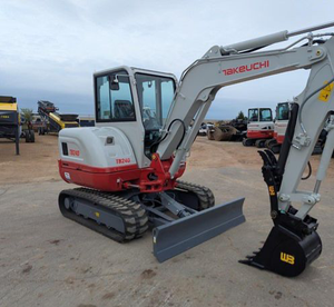 Excavatrice compacte sur chenilles Takeuchi TB240, moteur hydraulique puissant, pompe, boîte de vitesses, engrenages, haute efficacité, travaux de terrassement, travaux routiers - Product Image 4