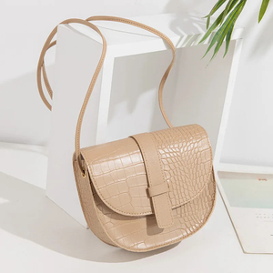Bolso bandolera con estampado de cocodrilo negro y correa con hebilla, diseño minimalista para mujer - Product Image 2