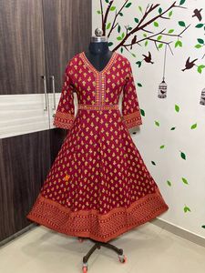 ชุดเดรส Anarkali ผ้าเรยอนเนื้อดี ดีไซน์ล่าสุดจาก FABZONE พร้อมลายพิมพ์สีทอง สำหรับโอกาสพิเศษ เสื้อผ้าอินเดียและปากีสถาน - Product Image 3