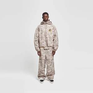 Chubasquero-Camuflaje, repelente al agua y al viento con dobladillo ajustable, capucha desmontable y ajuste recortado cuadrado - Product Image 2