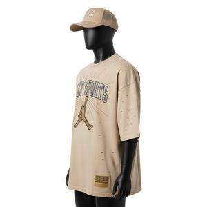 เสื้อยืดผู้ชายทรงหลวม โอเวอร์ไซส์ ผ้าคอตตอนเจอร์ซีย์พรีเมียม 240 GSM สีเบจ ประดับโลโก้ด้วยเพชรติดรีดร้อน - Product Image 3