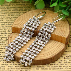 Orecchini Pendenti in Oro Bianco 14K con Cristalli e Design a Rete - Product Image 2