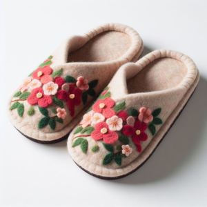 Pantoufles en feutre gris faites à la main ornées de fleurs en feutre-Chaussures confortables en laine pour femmes-Pantoufles feutrées grises écologiques - Product Image 6