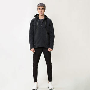 Sudadera con capucha negra con cremallera de tendencia Athleisure con costuras innovadoras, forro polar acogedor para todas las estaciones, tela duradera para uso diario - Product Image 2