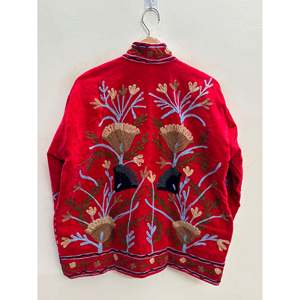 Veste en velours réversible Anaar Bloom, rouge cramoisi avec motifs floraux sauge et sable, manteaux automne-hiver, style universitaire, broderie Suzani - Product Image 4