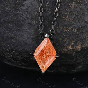 Proveedor Mayorista de Collares con Colgante de Piedra Solar Natural HOC, Fabricación de Joyería con Colgante Chapado en Oro y Latón para Mujer - Product Image 3