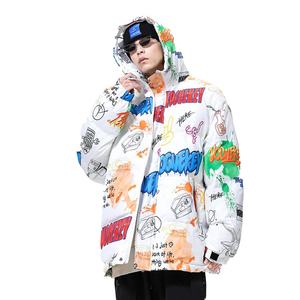 เสื้อแจ็คเก็ตพัฟเฟอร์มีฮู้ดพิมพ์ลายเต็มตัว สไตล์สตรีทแฟชั่น ยูนิเซ็กซ์ สำหรับฤดูหนาว รับสกรีนโลโก้ ซิป ไซส์พลัส ผลิตตามแบบ OEM เสื้อผ้าสตรีทแฟชั่นพิมพ์ลายเต็มตัว - Product Image 4