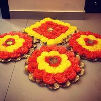Porte-bougie chauffe-plat en métal Art Déco écologique et coloré avec fleurs artificielles Rangoli pour mariages, fêtes, maisons et festivals - En promotion