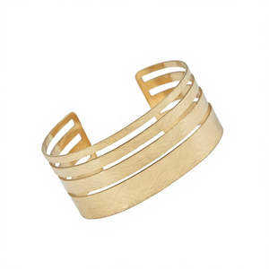 CUCOCUCA YXQ B40 Bracciale con finitura liscia e proporzioni bilanciate Bracciale a polsino in acciaio inossidabile dorato dall'aspetto classico - Product Image 1