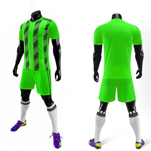 ชุดฟุตบอลชายแบบใหม่ปี 2025 พิมพ์ลายดิจิทัล ระบายอากาศได้ดี ผลิตจากโพลีเอสเตอร์ 100% แขนสั้น ขายดี มีไซส์ใหญ่ ดีไซน์ล่าสุด - Product Image 5