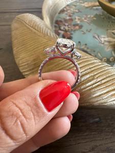 ห้องปฏิบัติการเจียระไนรูปวงรีสุดหรูดีไซน์เนอร์สร้างเพชร VVS ความชัดเจน F-Type Color IGI ได้รับการรับรองแหวนแต่งงานเครื่องประดับชั้นดี - Product Image 3