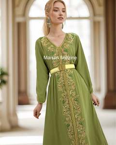 Caftán musulmán tradicional marroquí verde con accesorio bordado dorado - Product Image 1