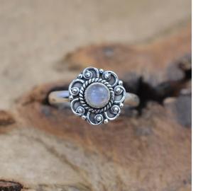 Bague élégante en pierre de lune arc-en-ciel en argent sterling 925 avec pierres précieuses naturelles Bijoux en pierre de lune blanche faits à la main pour femmes avec motif floral - Product Image 3