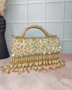 Bolso bandolera bordado con solapa para niñas, uso para fiesta de boda con perlas, piedras, trabajo hecho a mano, Material de gamuza - Product Image 1
