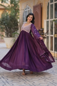 เสื้อคลุม Anarkali สำหรับการเฉลิมฉลองทางวัฒนธรรมและศาสนาที่มีคุณภาพสูง