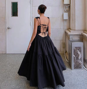 Robe maxi noire classique, design à étages élégant, style minimaliste, fabriquée au Vietnam - Product Image 2