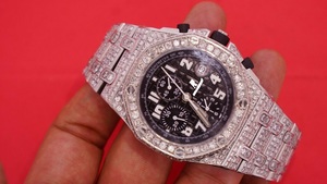 Montre chronographe de luxe pour homme, entièrement sertie de diamants, cadran blanc, mouvement à quartz en or blanc avec verre en cristal - Product Image 2