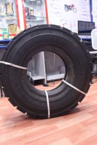 Neumáticos resistentes de alta calidad 7,00-12 adecuados para vehículos de transporte de carga | Marca India BKT exportada a toda la India - Product Image 4