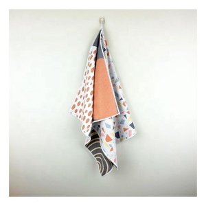 ผ้าเช็ดจานพิมพ์ลายดอกไม้แบบกำหนดเอง ผลิตจากโพลีเอสเตอร์ผสม รับผลิตแบบ OEM ODM ขั้นต่ำน้อย ขายส่งจากโรงงานโดยตรงในอินเดีย - Product Image 4