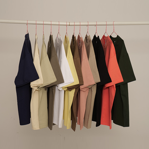 เสื้อยืดผ้าฝ้ายสีล้วนสำหรับผู้ชายเสื้อยืด240GSM ผ้าฝ้ายสี100% ขายส่งโลโก้ออกแบบได้ตามต้องการ - Product Image 3