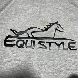 เสื้อยืดขายส่ง สีเทาเฮเธอร์ แห้งเร็ว ไซส์ใหญ่ พิมพ์โลโก้ซิลิโคนสีดำ รับผลิตแบบ OEM เสื้อยืดลำลองสำหรับผู้ชาย - Product Image 2