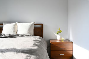 Table de chevet moderne en teck avec 3 tiroirs |   Meubles en bois artisanaux conçus pour la chambre à coucher - Product Image 5