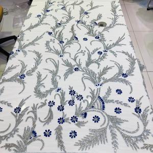 Tissu en dentelle perlée de qualité fine avec des perles et des paillettes artisanales pour les robes de bal et de gala de mariage disponibles pour une quantité en vrac - Product Image 4