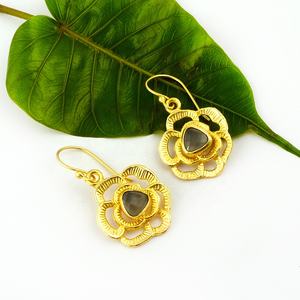 Boucles d'oreilles crochet fleur en plaqué or Boucles d'oreilles crochet uniques calcédoine grise pierres précieuses élégantes faites à la main Boucles d'oreilles crochet - Product Image 2