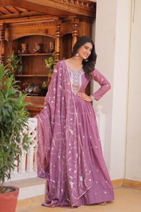 Robe en Georgette de Style Anarkali Ethnique Pleine Longueur Broderie Séquente Lourde de 3mm pour les Fêtes d'Été Festivals Comprend Dupatta - Product Image 2