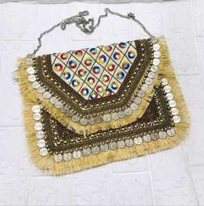 Exquisito bolso bohemio con borlas decorativas, monedero hecho a mano para bodas y festivales para completar tu elegante conjunto - Product Image 4