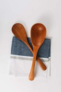 Cuchara de madera hecha a mano para cocinar, servir y uso en la cocina. Cuchara de madera natural para utensilios de cocina antiadherentes y para una cocina segura. - Product Image 5