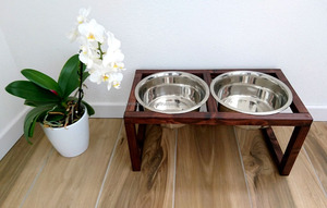 Comedero portátil de doble elevación para mascotas con tres cuencos de acero para gatos y perros con detalles de madera de abeto - Product Image 4