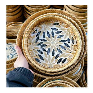 Plateau de service en rotin fait main vietnamien avec incrustation de nacre, décoration d'intérieur en osier naturel - Product Image 2