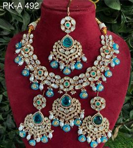 Collier de mariée Kundan en laiton serti de diamants américains Boucles d'oreilles de bijoux modernes pour les mariages et les fêtes - Product Image 2
